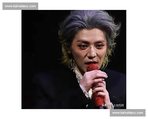 鹿晗的扭帽撩妹法则：小棒球帽的魅力密码